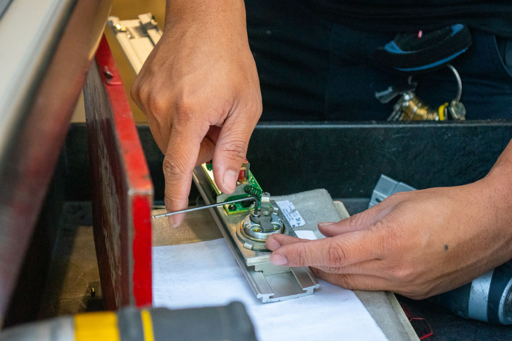 Wie man eine Panikstange entfernen？